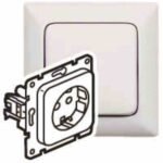 LEGRAND 776230 Creo Steckdose, 1f, rot, glänzend, Unterputz, mit erhöhtem Berührungsschutz, horizontal/vertikal, IP2X, Zentralplatte